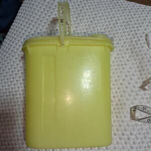VINTAGE TUPPERWARE 2 qt BEVERAGE BUDDY PITCHER YELLOW